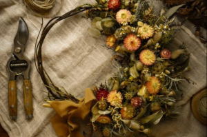 Ghirlanda di bacche e fiori secchi